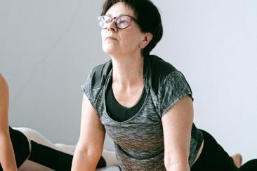 Mujer realizando clase de yoga